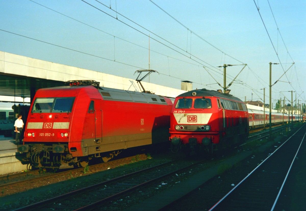 101 052 mit IC 12070  Helvetia  (Basel–Hamburg, Ersatzzug fr ICE 70) und 218 270 am 11.08.1998 in Hannover Hbf