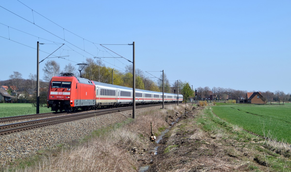 101 052 mit IC 146 Berlin Ostbahnhof - Amsterdam Centraal am 15.04.2015 kurz hinter Bruchmühlen