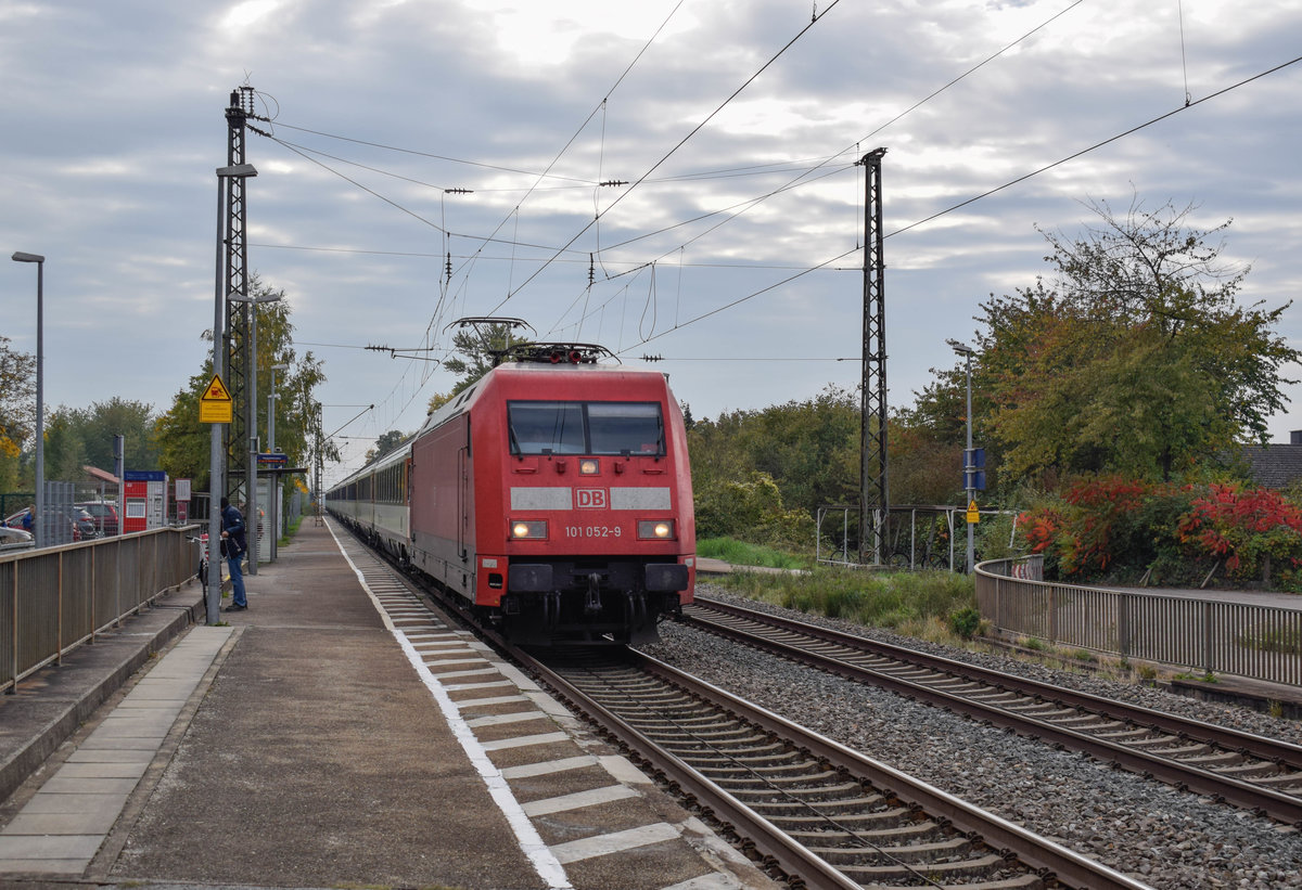 101 052 war am 11.10.2018 mit der Aufgabe betraut, den EC 6 nach Hamburg zu bringen. Hier in Buggingen.