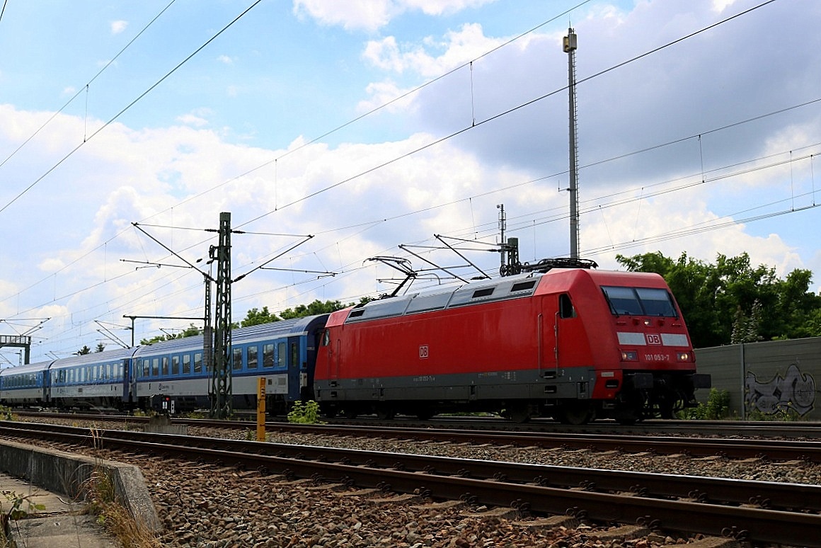 101 053-7 als EC 176 (Linie 27) von Praha hl.n. nach Hamburg-Altona verlässt den Bahnhof Wittenberge auf der Bahnstrecke Berlin–Hamburg (KBS 204). [15.7.2017 - 14:05 Uhr]