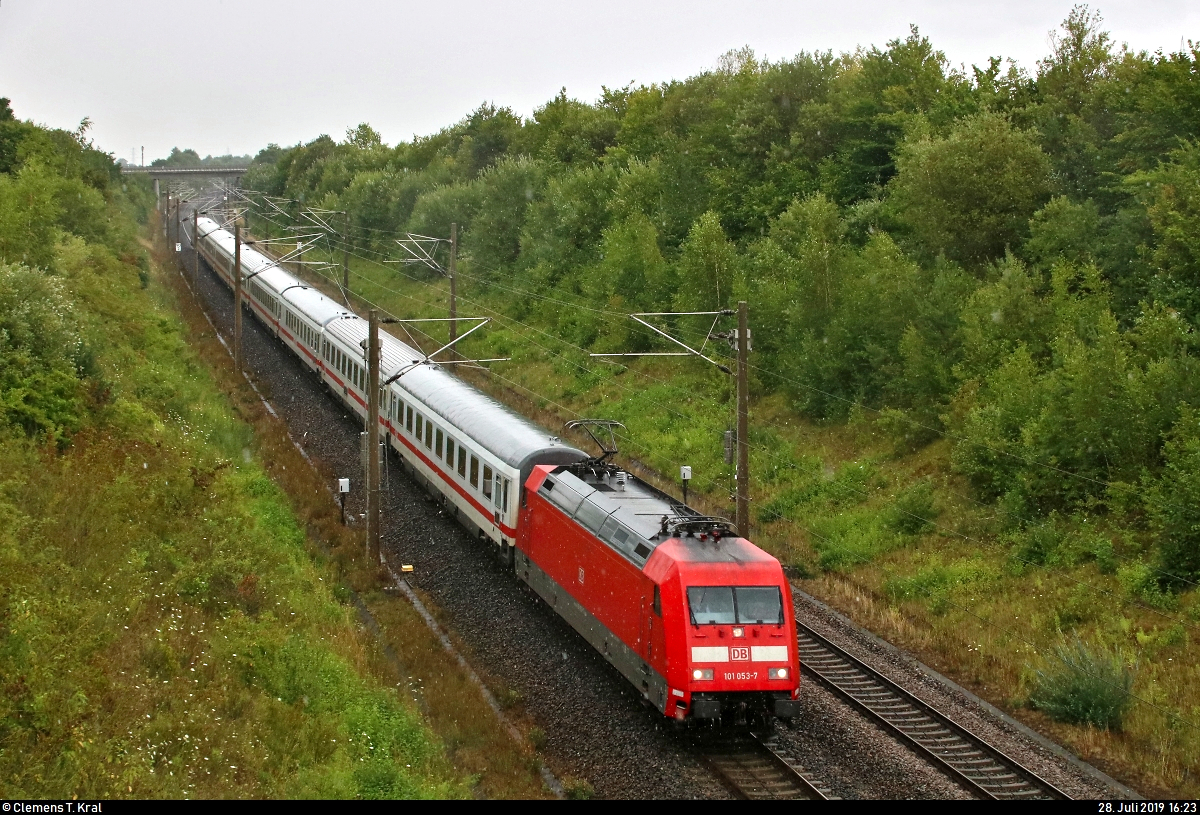 101 053-7 als IC 2292 (Linie 62) von Stuttgart Hbf nach Frankfurt(Main)Hbf fährt im strömenden Regen bei Markgröningen bzw. Schwieberdingen auf der Schnellfahrstrecke Mannheim–Stuttgart (KBS 770).
Aufgenommen von einer Brücke.
[28.7.2019 | 16:23 Uhr]