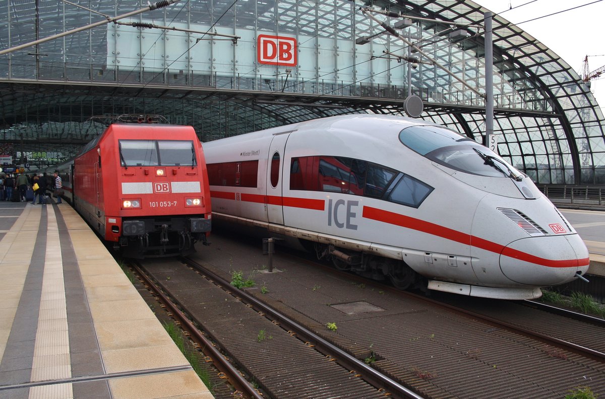 101 053-7 hat am 14.5.2017 mit dem IC143 von Amsterdam Centraal nach Berlin Ostbahnhof den Berliner Hauptbahnhof erreicht. Auf dem Nachbargleis fahren 403 018-5  Münster(Westf)  als ICE856 von Berlin Ostbahnhof nach Köln Hauptbahnhof und 403 016-9  Siegburg  als ICE846 von Berlin Ostbahnhof nach Köln Hauptbahnhof ein.