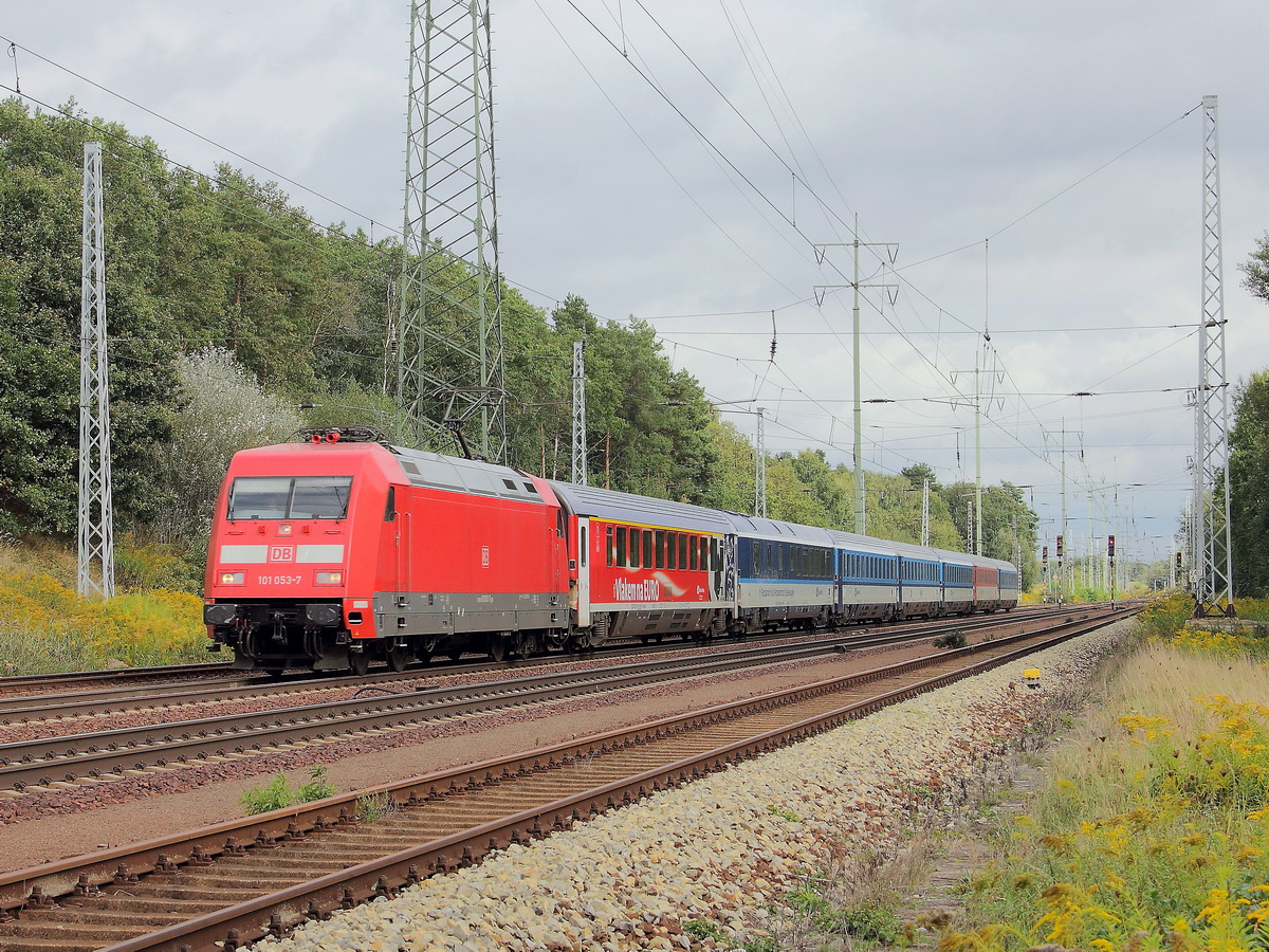 101 053-7 mit einem EC in Richtung Prag / Budapest am 16. September 2013 in Hhe  Diedersdorf auf dem sdlichen Berliner Auenring.