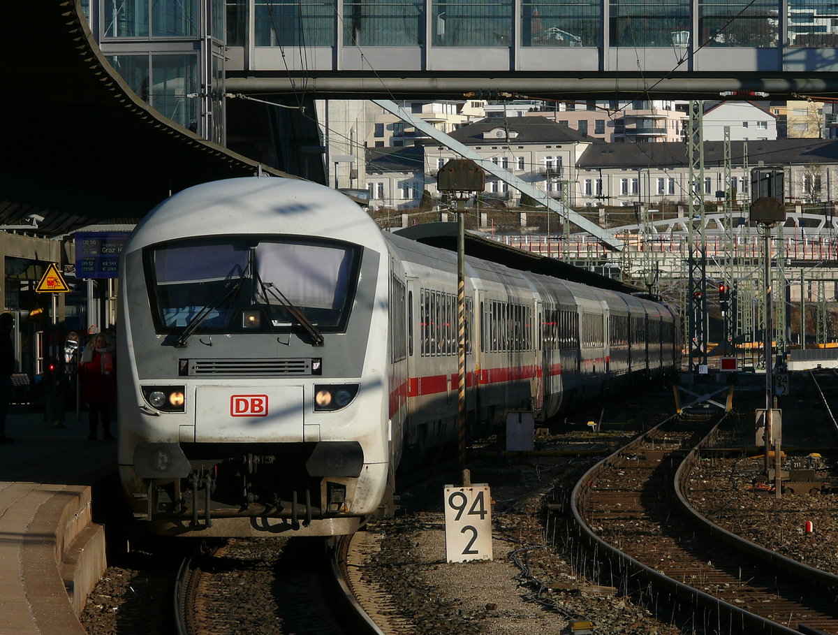 101 053 fuhr am 22.2.20 um 8:54 mit ihrem EC217 (Saarbrücken Hbf-Graz Hbf) in den Ulmer Hbf ein