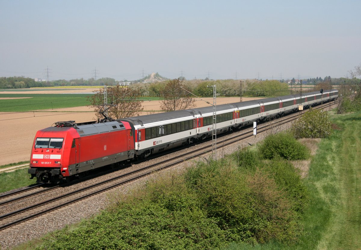 101 053 mit EC 7 (Hamburg-Altona–Kln–Zrich HB) am 22.04.2015 zwischen Buggingen und Mllheim (Baden)