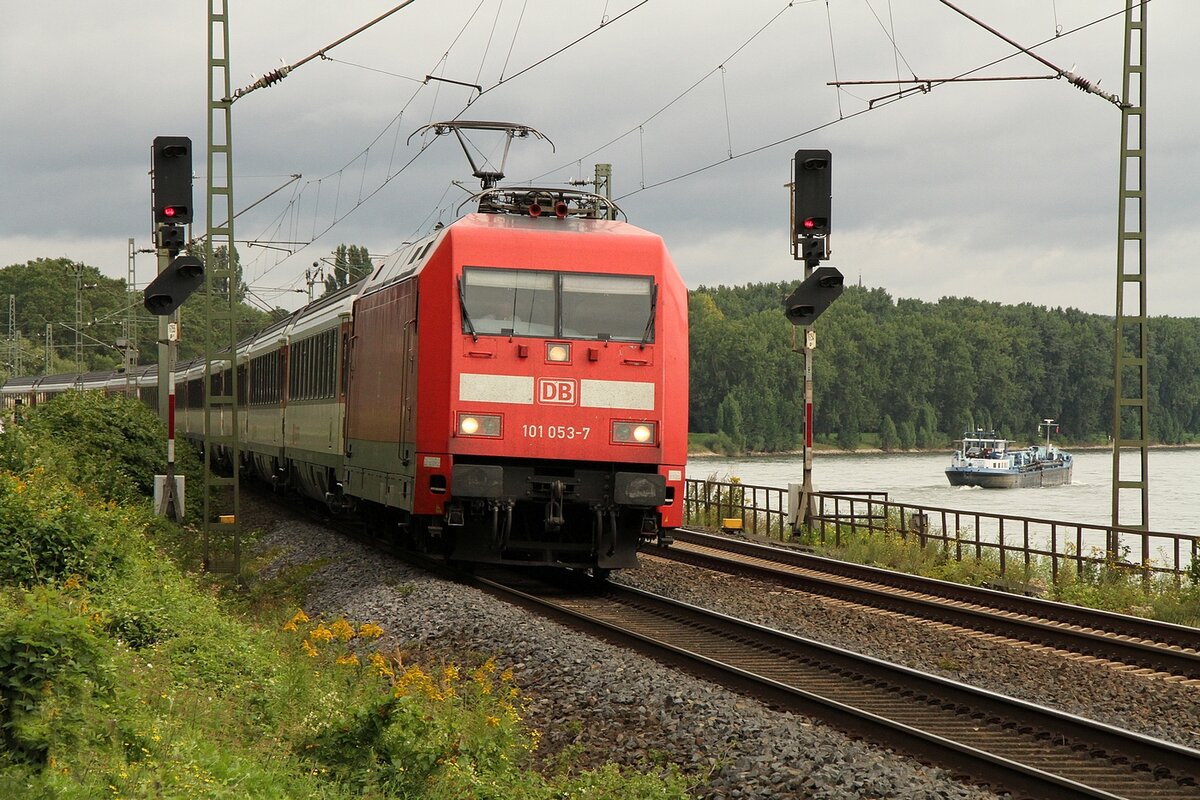 101 053 mit einer sbb - Zuggarnitur auf der linken Rheinseite bei Königsbach am 19.08.2021 