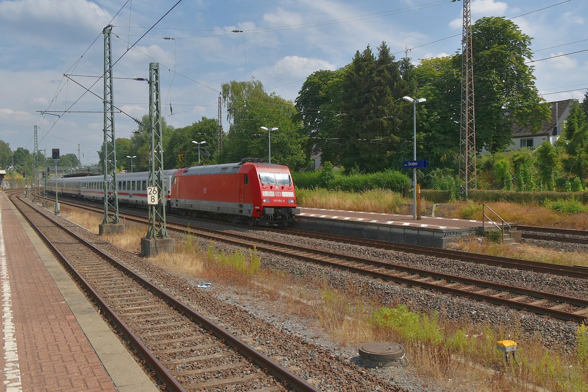 101 054-5 mit einem IC am Haken bei der Durchfahrt in Gruiten, gleich macht der Zug die  Biege  in Richtung Köln. 22.7.2018