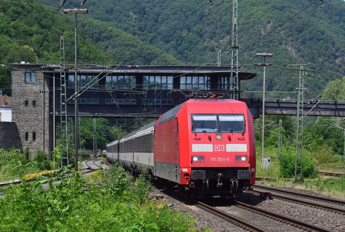 101 054 hat soeben das Reiterstellwerk in Bingen Hbf unterquert und erreicht Bingen Hbf.

Bingen 19.06.2022