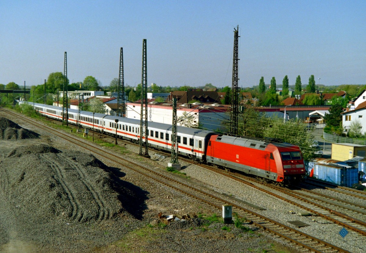 101 054 mit IC 2374 (Karlsruhe Hbf–Hamburg-Altona) am 15.04.2007 in Weinheim (Bergstrae)