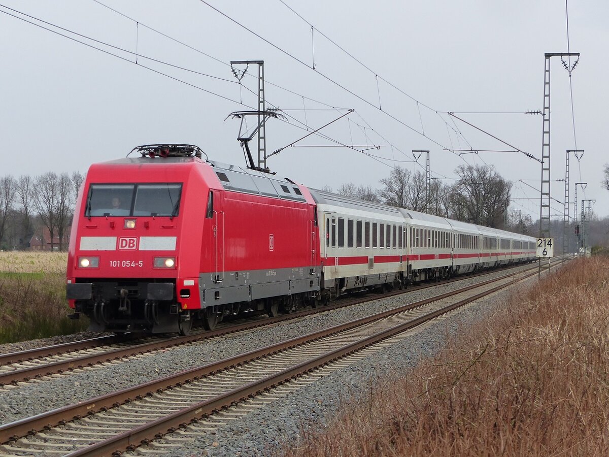 101 054 mit IC nach Amsterdam in Hummeldorf zwischen Rheine und Salzbergen, 16.03.2022