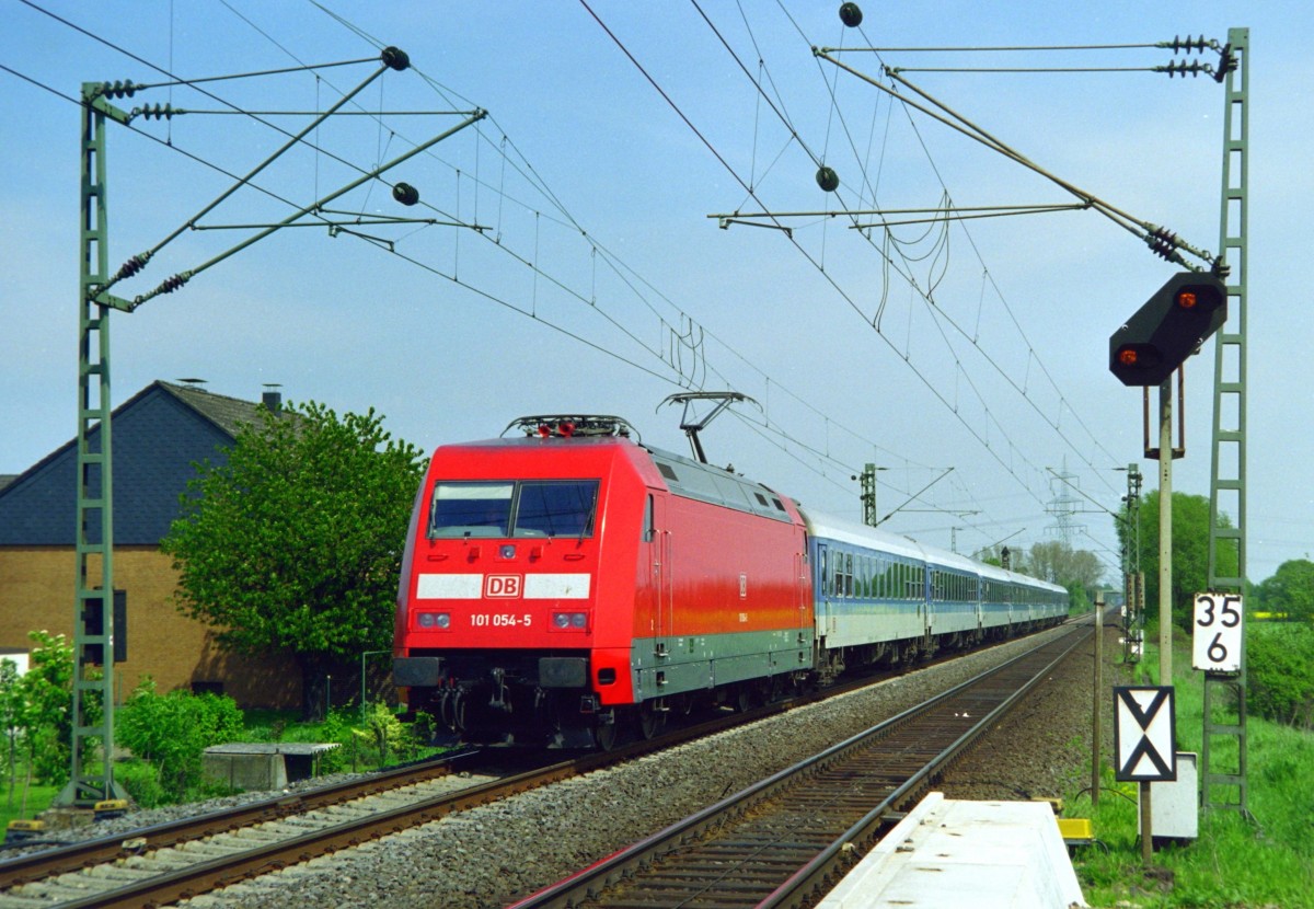 101 054 mit IR 2642  Brocken  (Leipzig–Aachen) am 09.05.1998 in Lindhorst (Schaumburg)