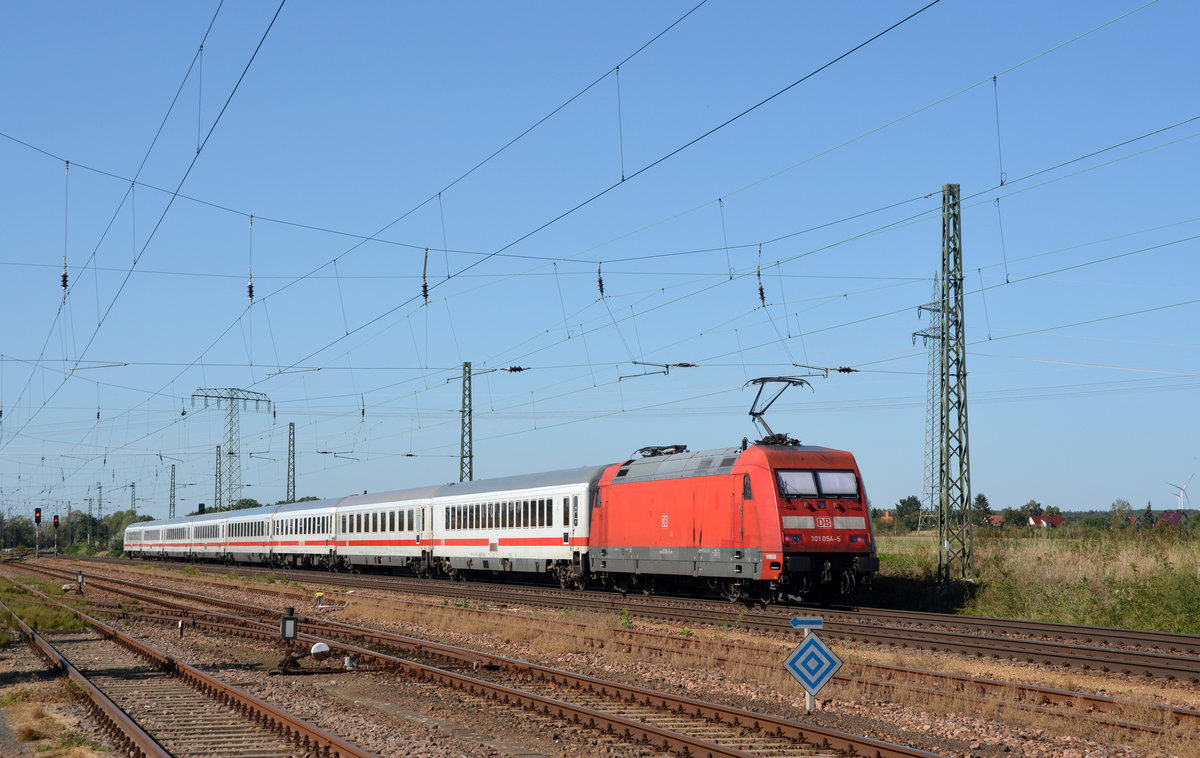 101 054 schob am 22.09.19 den IC 2015 nach Köln durch Weissig Richtung Falkenberg(E).