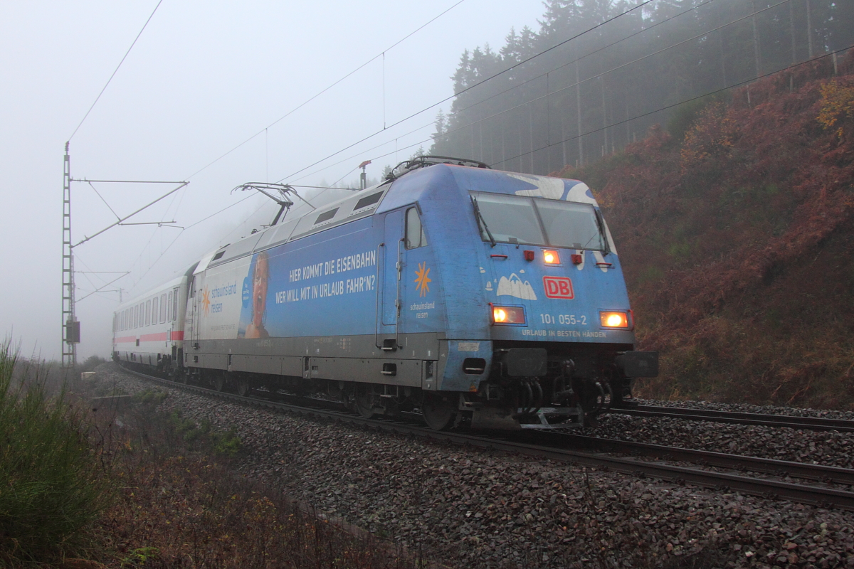 101 055-2 im Nebel bei Steinbach im Frankenwald am 24.11.2016.