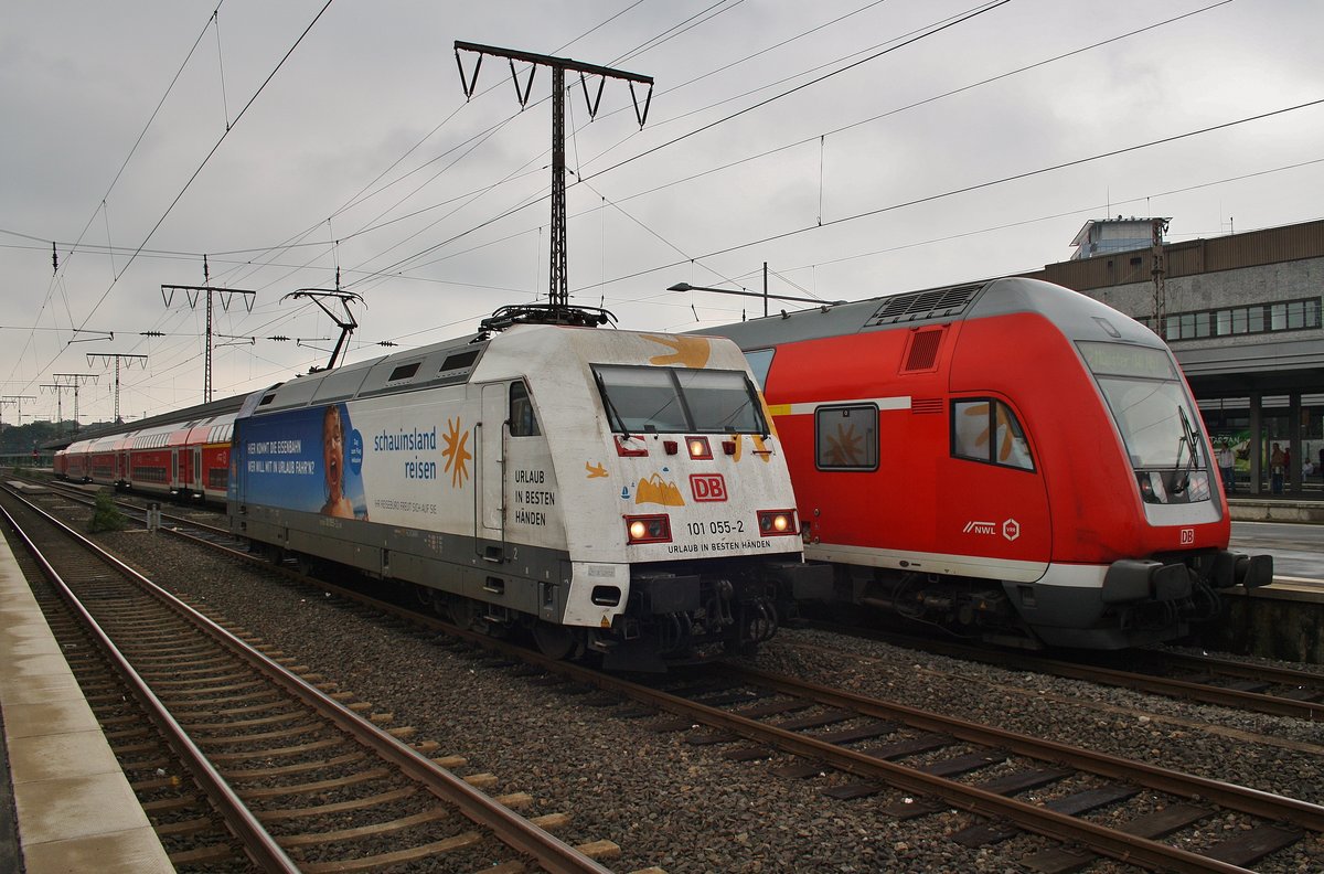 101 055-2 trifft am 2.7.2017 im Essener Hauptbahnhof auf den RE2 (RE10215)  Rhein-Haard-Express  von Düsseldorf Hauptbahnhof nach Nottuln-Appelhülsen.