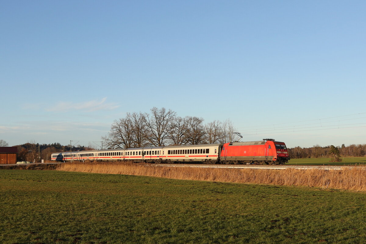 101 055 war am 31. Dezember 2021 mit dem  IC Königssee  bei Bernau am Chiemsee auf dem Weg nach Freilassing.