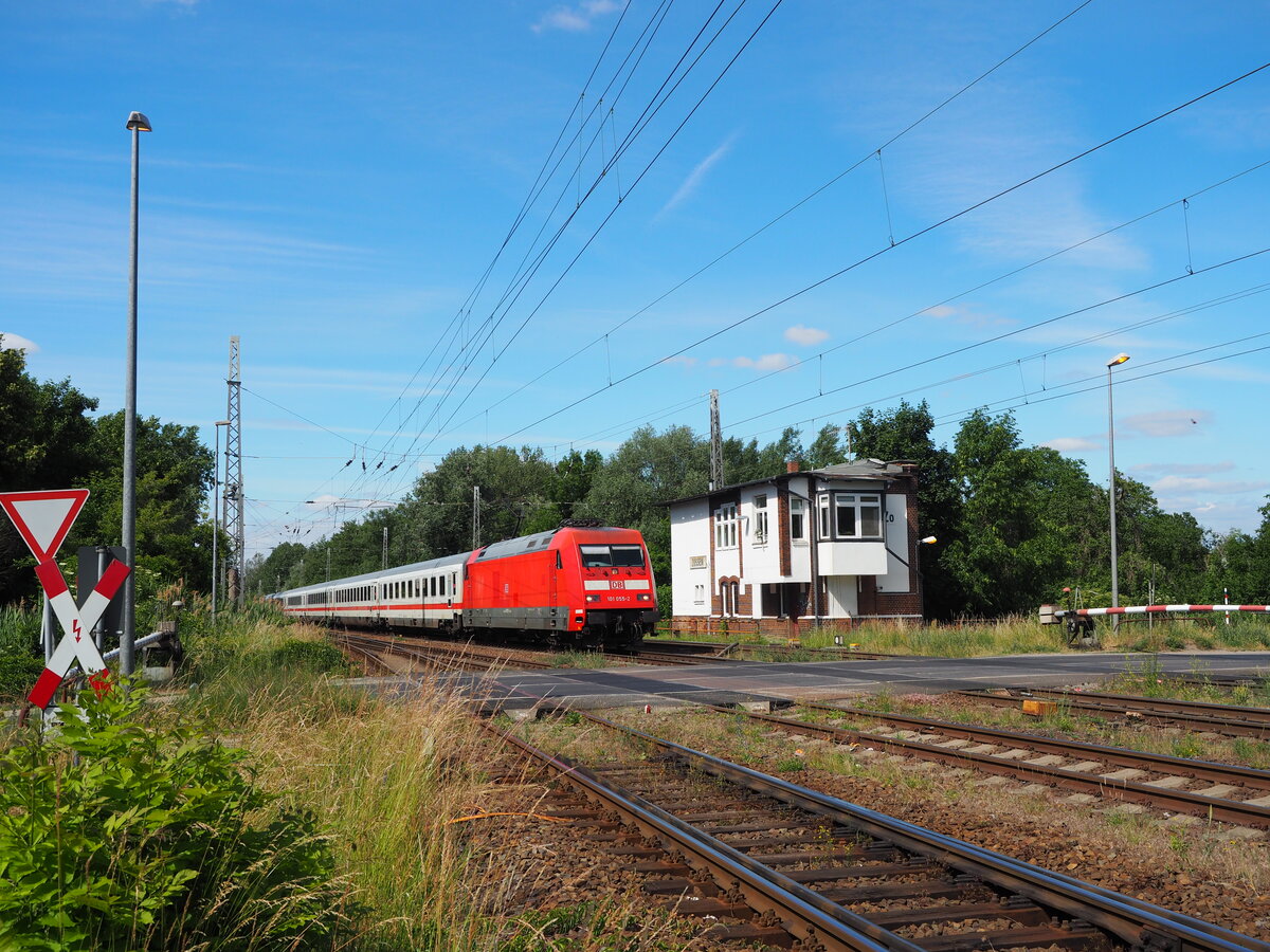 101 055 zieht einen unbekannten IC Richtung Dresden, hier kurz vor dem Bahnhof Zossen.

Bis 2028 soll dieser personenbediente Bahnübergang (Stand heute) Geschichte sein und durch eine Brücke ersetzt werden.

Zossen, der 14.06.2022
