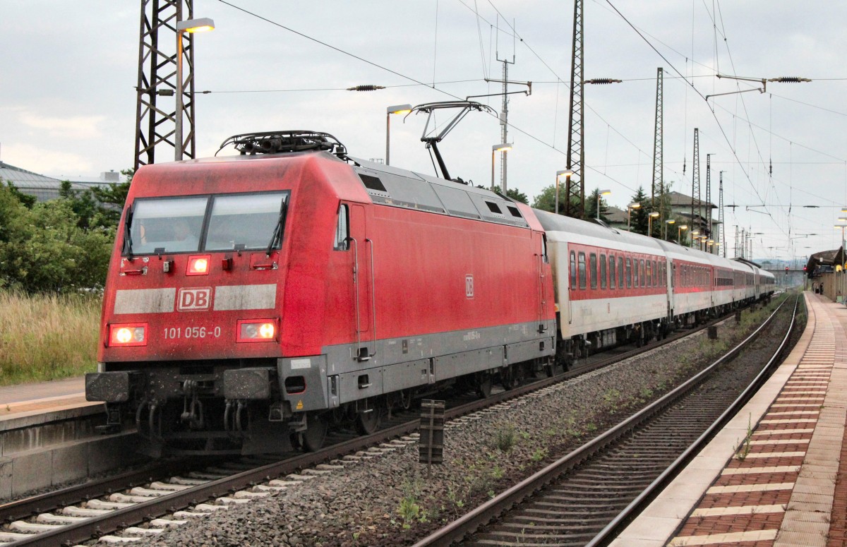 101 056-0 zog am Morgen des 19.06.2014 IC 51259 / CNL 1259 aus Zürich HB auf seiner Fahrt nach Berlin-Lichtenberg auf der Thüringer Bahn und hält hier in Naumburg/S. Hbf. 