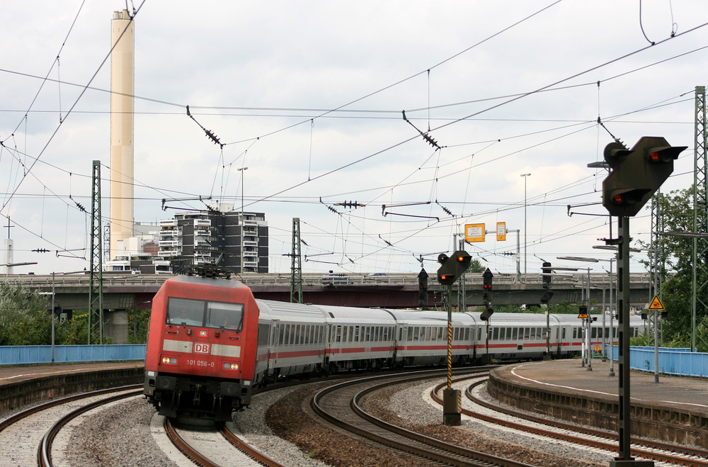 101 056 legt sich in der oberen Ebene des Ludwigshafener Hauptbahnhofs schön in den Gleisbogen.
Aufgenommen am 6. Juli 2012.