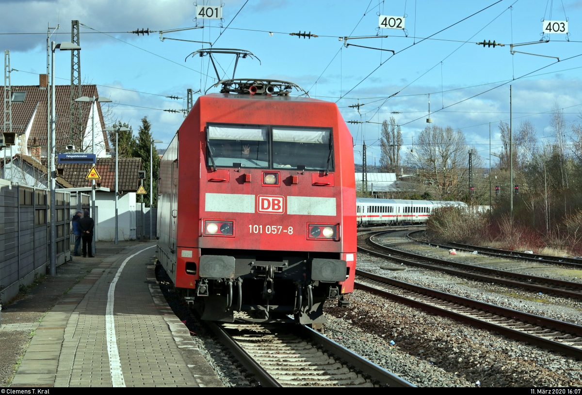 101 057-8 als IC 2294 (Linie 62) von Stuttgart Hbf nach Frankfurt(Main)Hbf, mit Umleitung über Esslingen(Neckar) und Kornwestheim, durchfährt den Bahnhof Stuttgart-Münster auf der Bahnstrecke Stuttgart-Untertürkheim–Kornwestheim (Schusterbahn | KBS 790.11).
Viele Grüße zurück an den Tf!
[11.3.2020 | 16:07 Uhr]