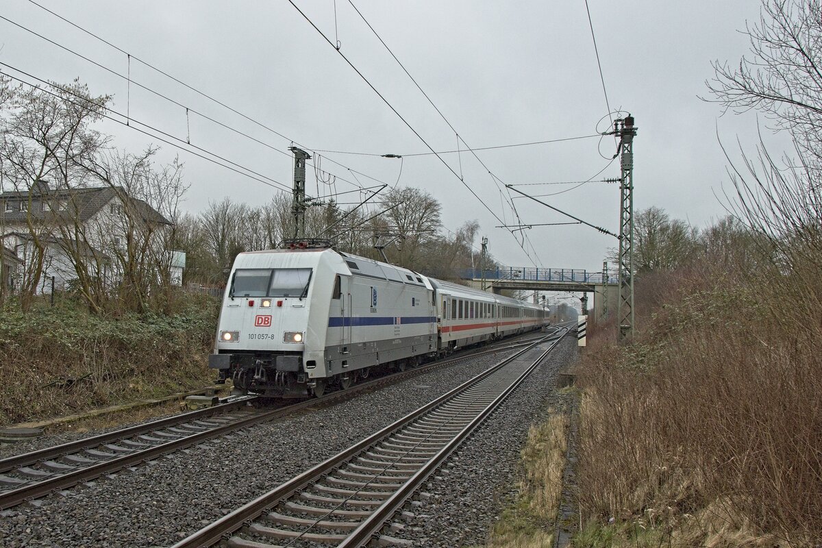 101 057-8  Bahn für Europa  durchfährt mit dem IC 2155 nach Gera den Bahnhof Bönen-Nordbögge (29.01.2022)