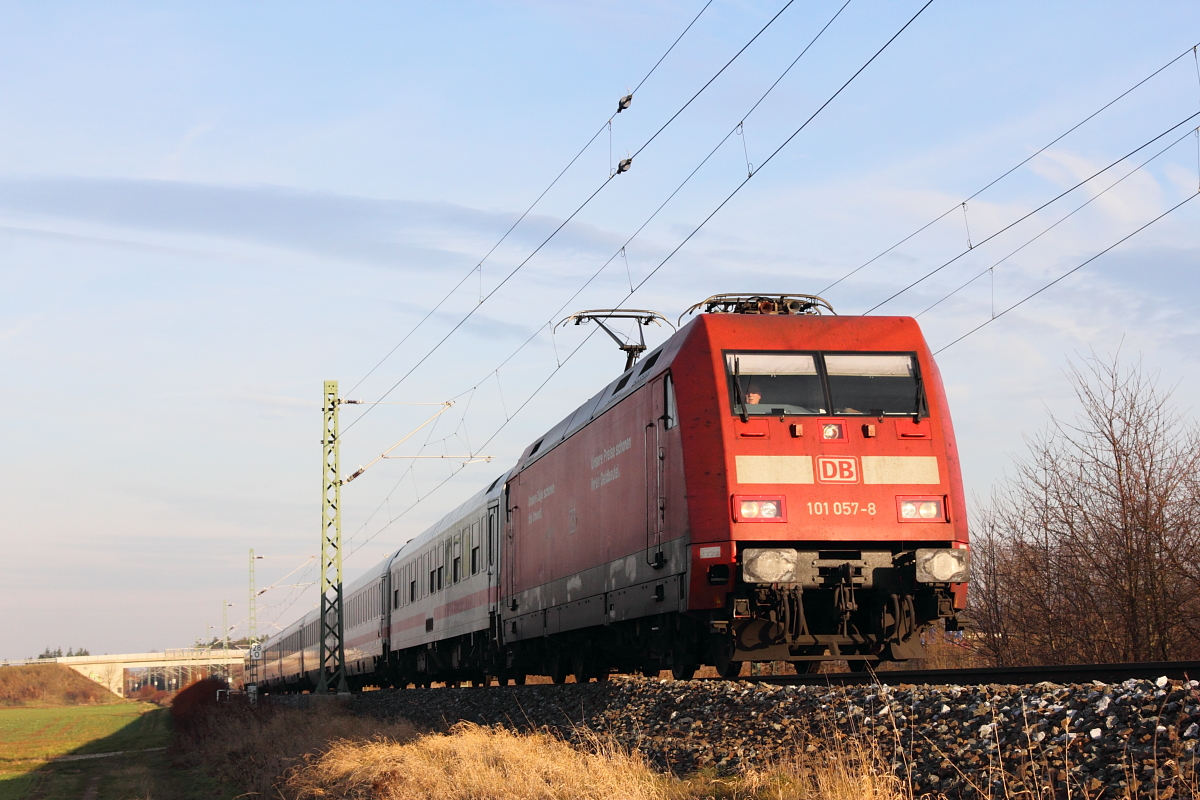 101 057-8 DB bei Lichtenfels am 10.12.2016.