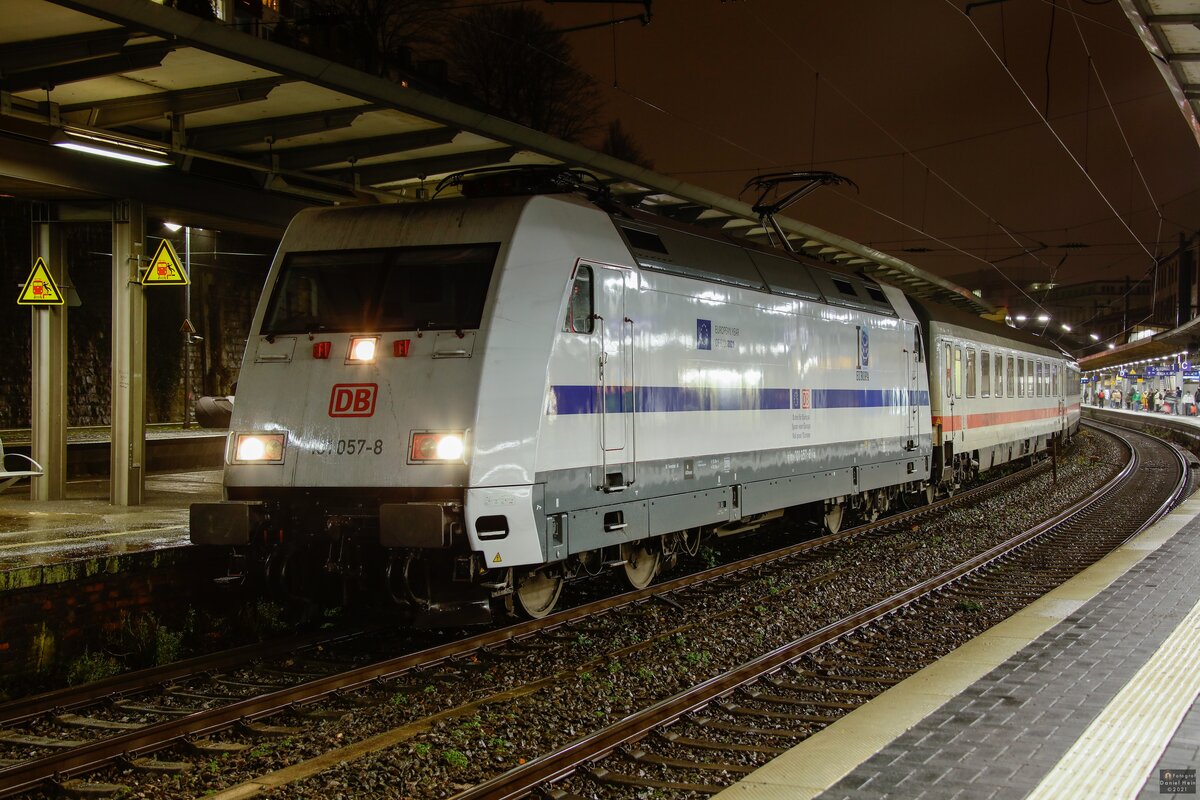 101 057-8 DB  Europa  mit IC2024 in Wuppertal Hbf, November 2021.