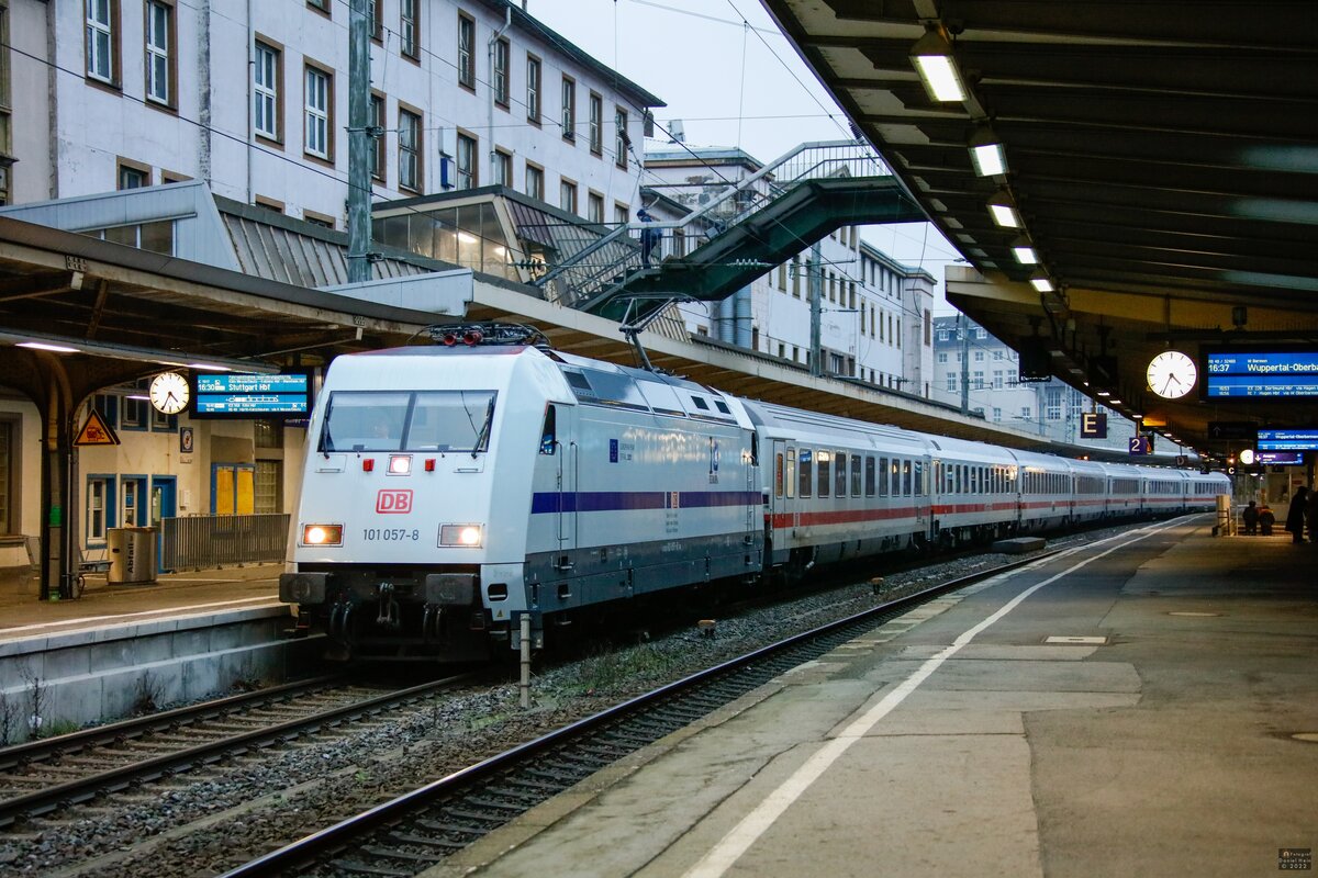 101 057-8 DB  Europa  mit IC1917 in Wuppertal Hbf, am 16.01.2022.