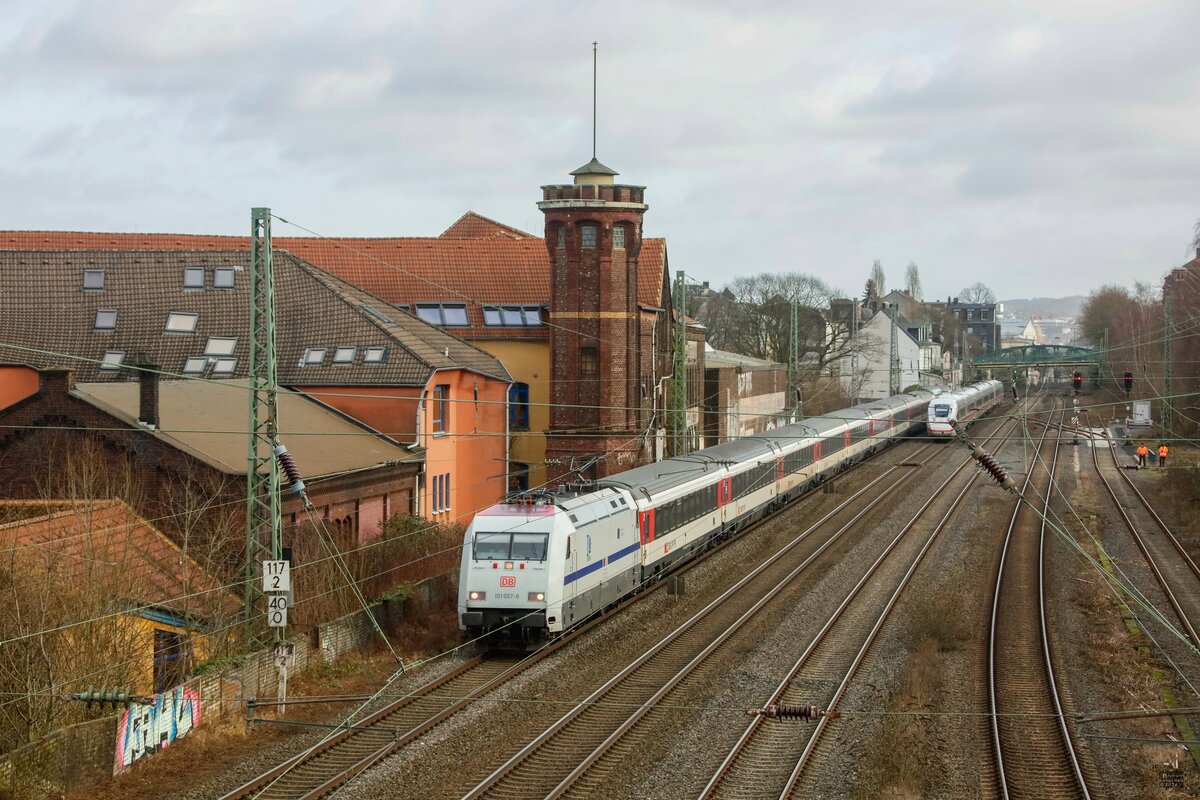 101 057-8 DB  Europa  mit EC9 nach Basel in Wuppertal Unterbarmen, am 23.01.2024.