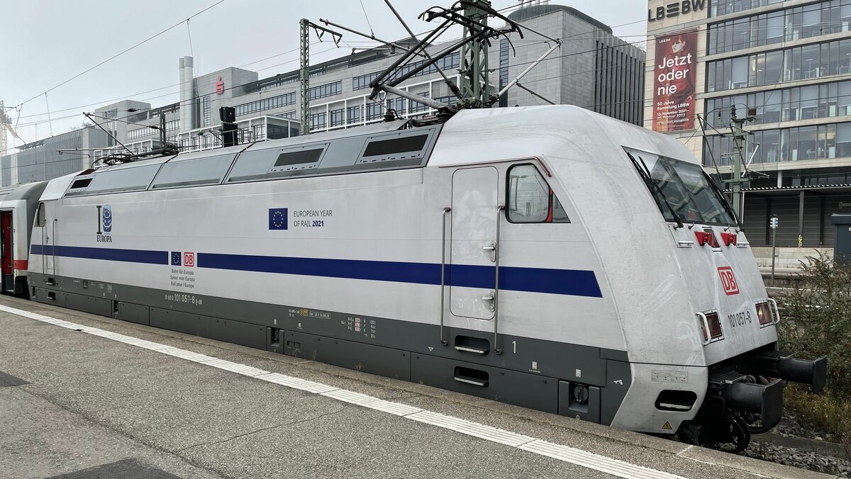 101 057-8 der DB mit weißer Folierung 'Jahr der Eisenbahn 2021' in Stuttgart Hbf. am 12.11.2021