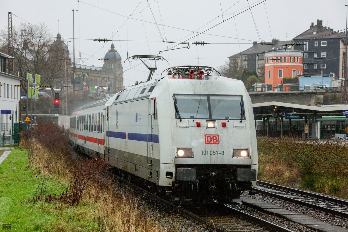 101 057-8  Europa  mit IC in Wuppertal Steinbeck, Januar 2023.