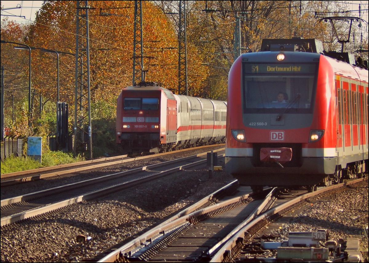 101 057-8 kam am 8.11.14 mit einem defekten ICE2 durch Düsseldorf Oberbilk gefahren. Vermutlich wurde der ICE ins ICE Werk Dortmund gebracht wo er repariert wird. 

Düsseldorf 08.11.2014

Bearbeitet von Olli 
Viele Dank ;)