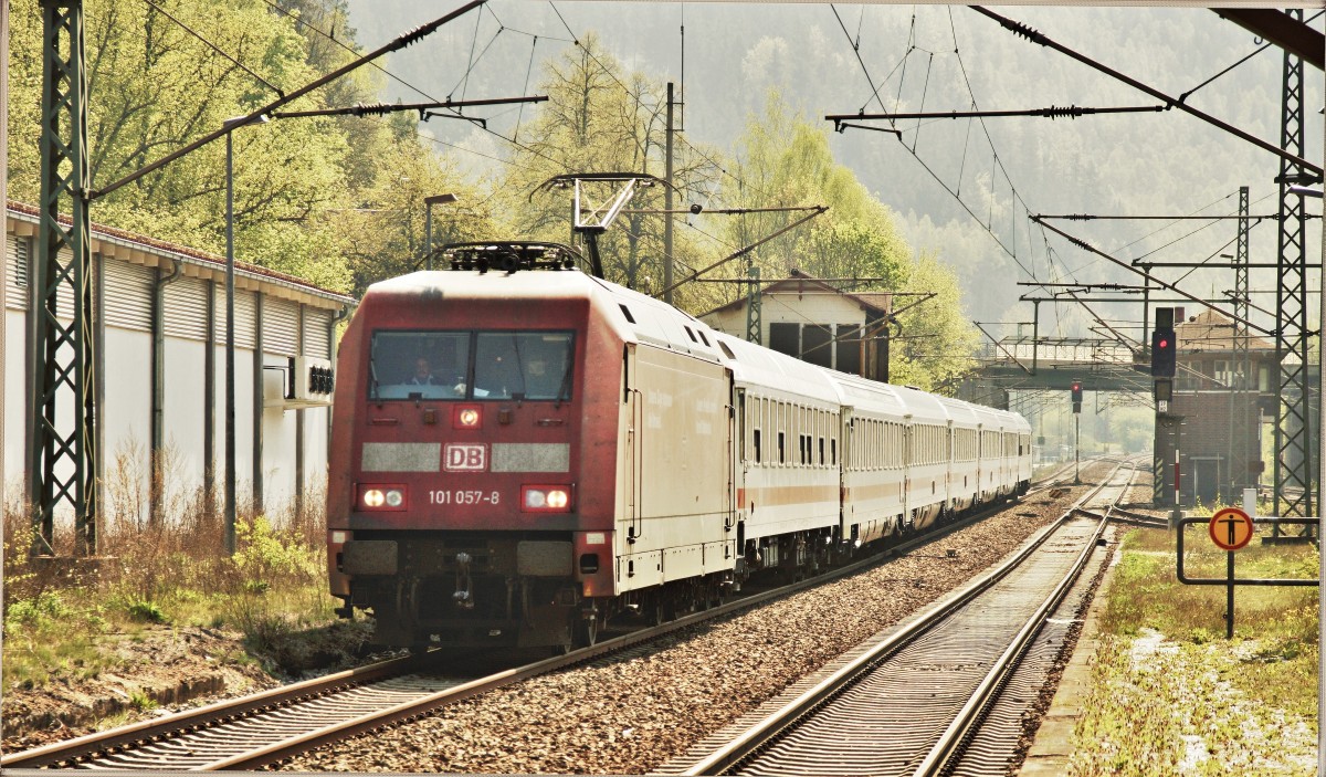 101 057-8 mit dem IC 2208 von München-Berlin am 24.04.14 in Probstzella.