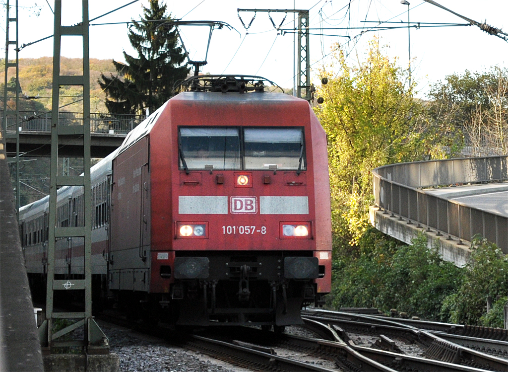 101 057-8 zieht IC kurz vor Bf Remagen - 30.10.2013
