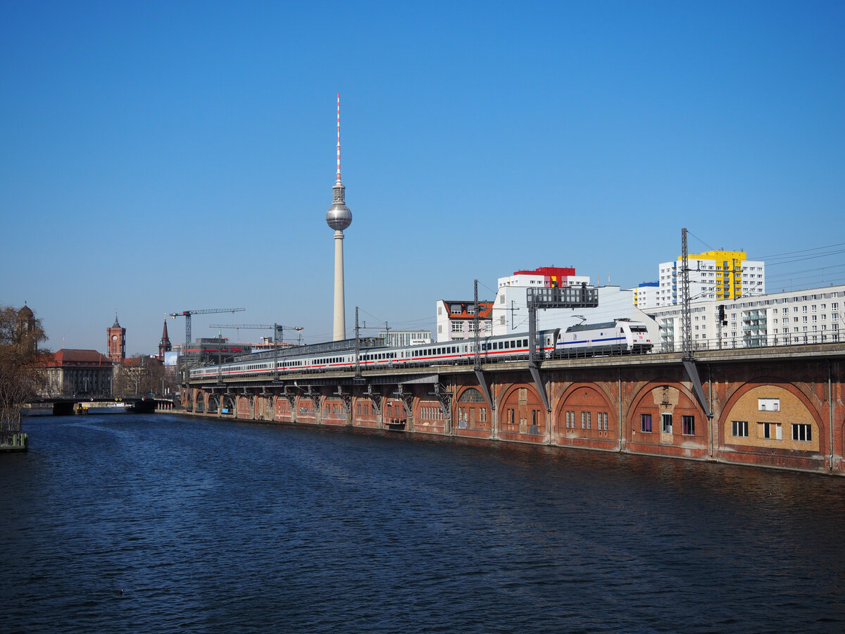 101 057 „Europa“ zieht IC 245 dem ziel, Berlin OStbahnhof, entgegen.
Aufnahme von der Michaelbrücke.

Berlin, der 21.03.2022