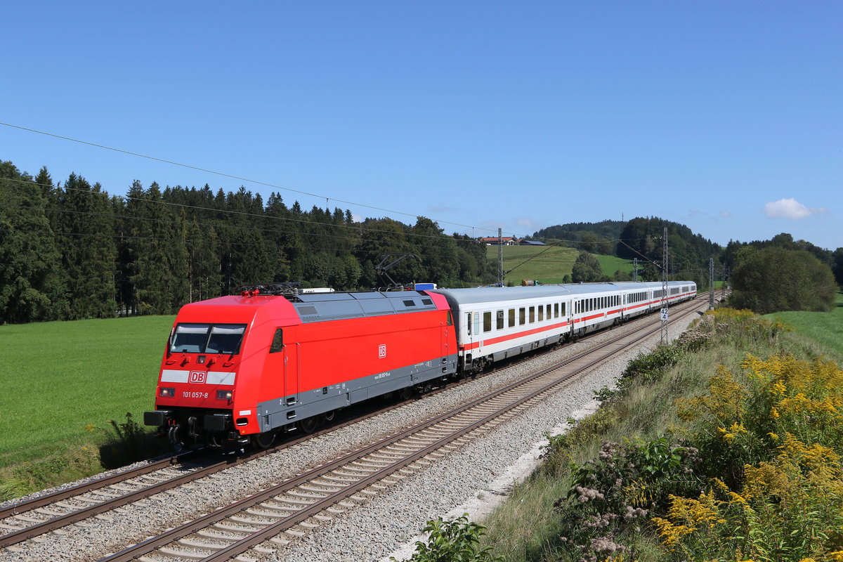 101 057 aus Salzburg kommend am 9. September 2020 bei Grabenstätt im Chiemgau.