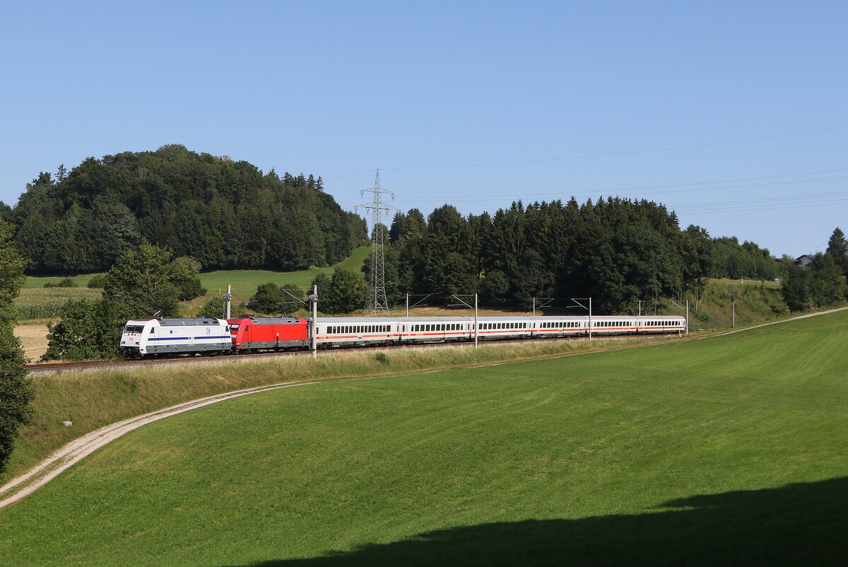 101 057  Europa  und 101 069 mit dem  IC Königssee  aus Freilassing kommend am 19. August 2025 bei Vachendorf im Chiemgau.