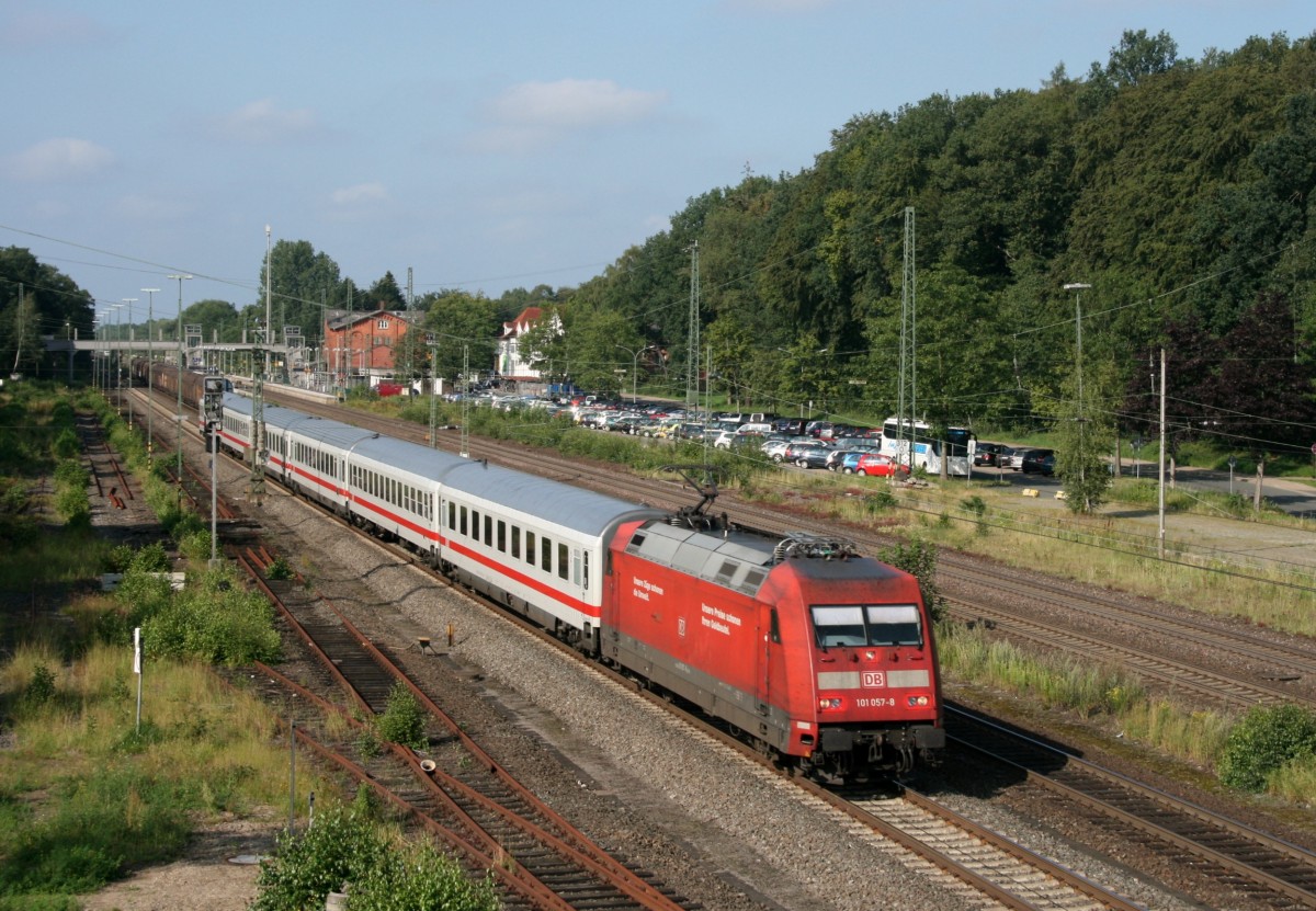 101 057 mit IC 2195 (Kln Hbf–Hamburg-Altona) am 02.08.2011 in Tostedt