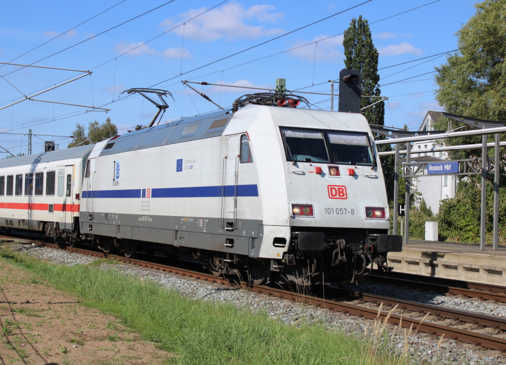 101 057 mit IC 2239(Warnemünde-Leipzig)bei der Einfahrt im Rostocker Hbf.15.09.2023