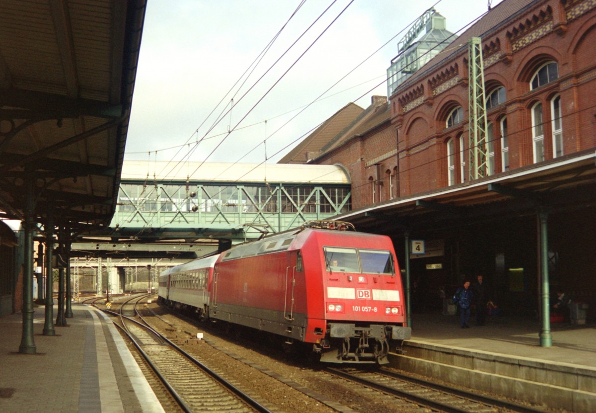 101 057 mit IC 801  Theodor Storm  (Westerland–Kln–Basel) am 17.02.2001 in Hamburg-Harburg