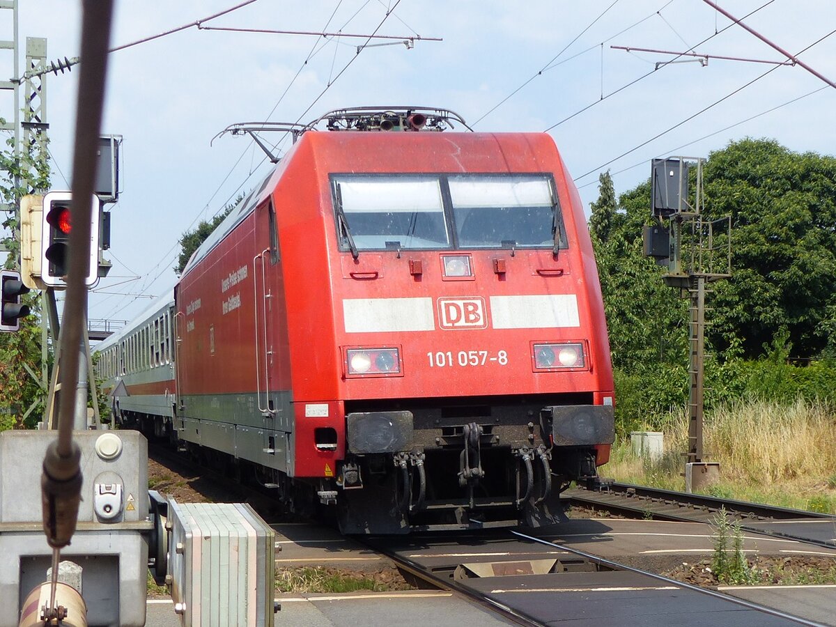 101 057 mit IC nach Köln kurz vor Rheine, 17.07.18