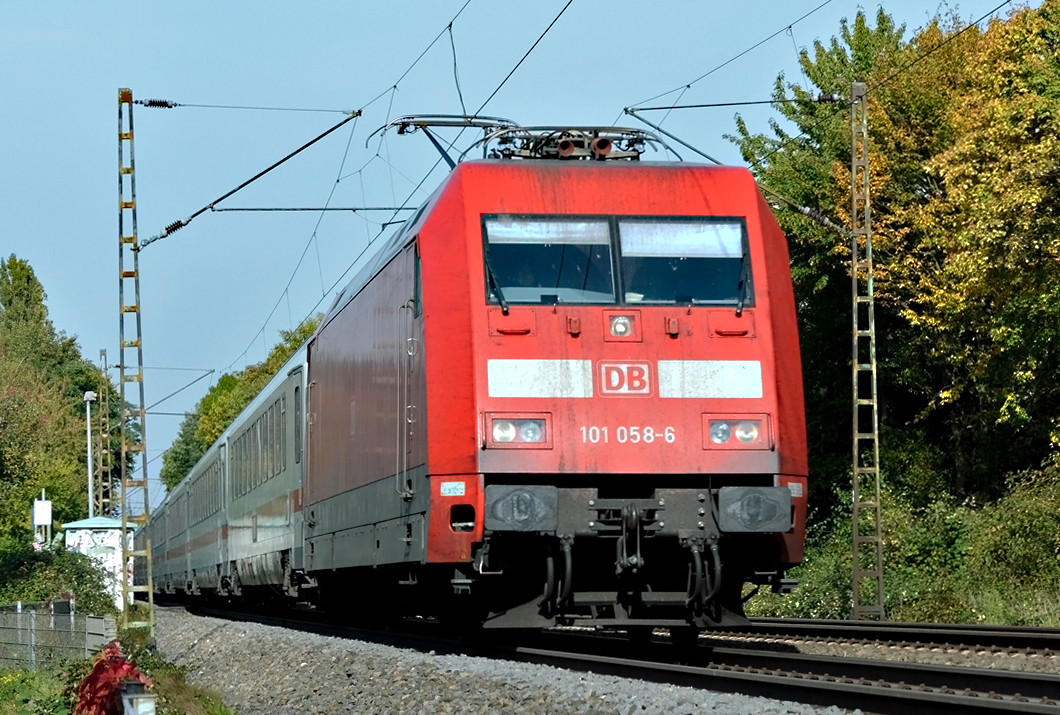 101 058-5 IC in Richtung Koblenz durch Bonn-Friesdorf - 12.10.2015