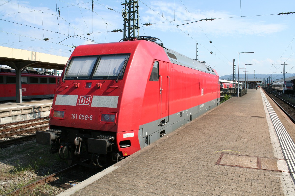 101 058-6 am Nachmittag des 23.08.13 abgestellt im nrdlichen Stumpen zwischen Gleis 6 und 7 in Basel Bad. Bf.