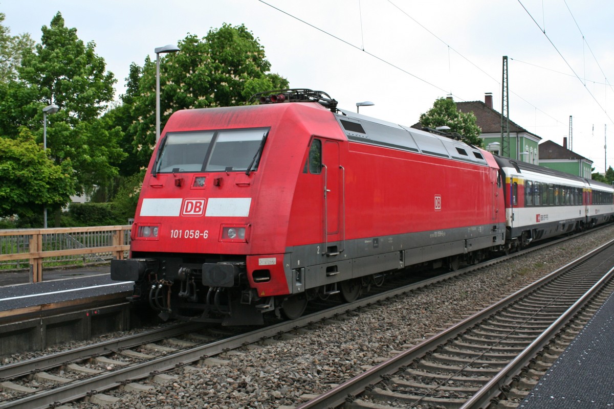 101 058-6 mit dem EC 8 von Zrich HB nach Hamburg-Altona am Mittag des 03.05.14 beim Halt in Mllheim (Baden). Auf Grund einer technischen Strung musste die Lok komplett neu aufgerstet werden. Der pnktlich angekommene Zug verlies Mllheim mit gut 15 Minuten Versptung. 