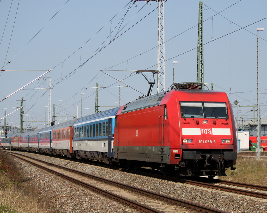 101 058-6 mit EC179 von Rostock Hbf nach Praha hl.n.bei der Ausfahrt im Rostocker Hbf.19.04.2014 