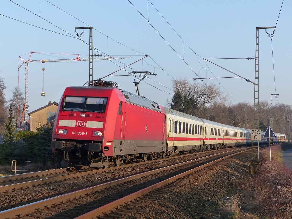 101 058 mit IC Berlin - Amsterdam in Rheine, 13.02.17