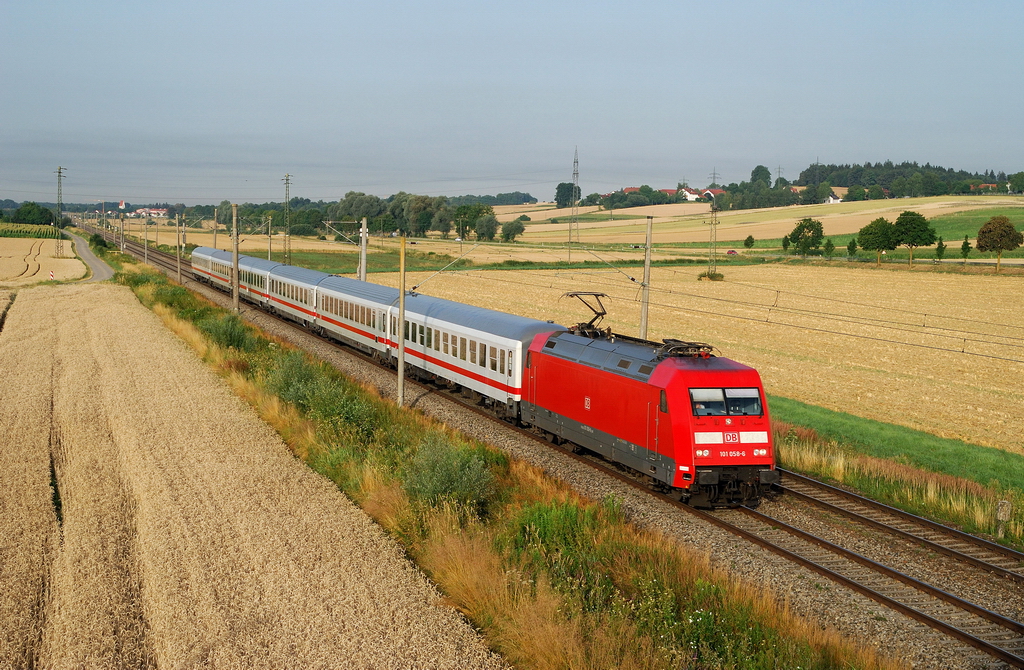 101 058 mit IC vor Langenbach (03.08.2013)