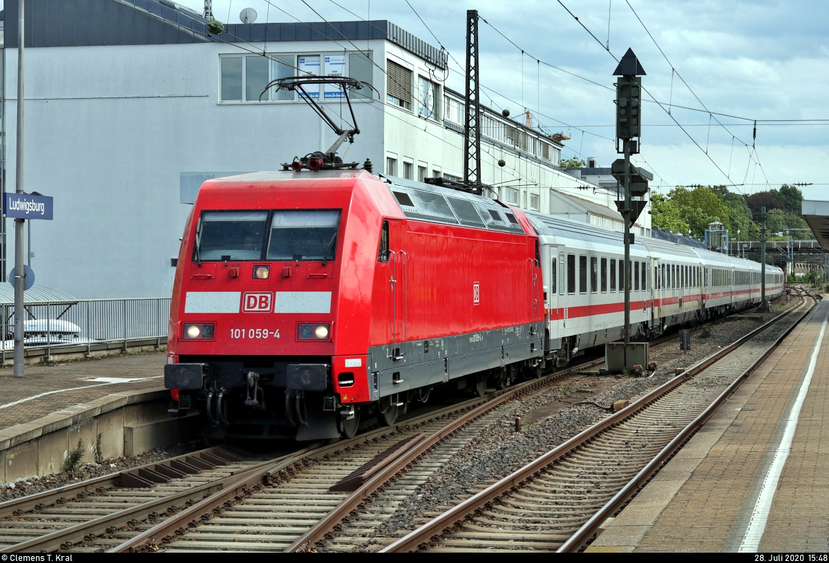 101 059-4 mit Schublok 101 067-7 als umgeleiteter IC 2294 (Linie 62) von Stuttgart Hbf nach Frankfurt(Main)Hbf durchfährt den Bahnhof Ludwigsburg auf Gleis 1.
[28.7.2020 | 15:48 Uhr]