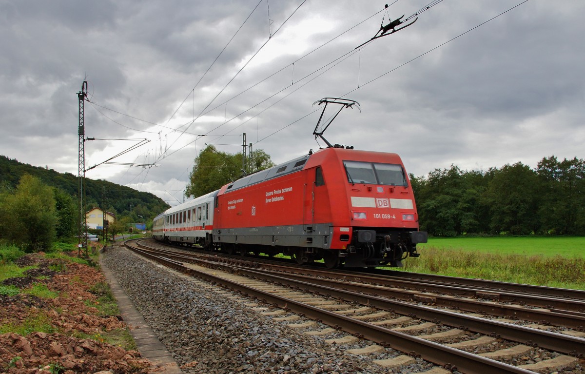 101 059-4 schiebt den IC 1379 nach Frankfurt/M. abgelichtet am 23.09.15 in Haunetal.