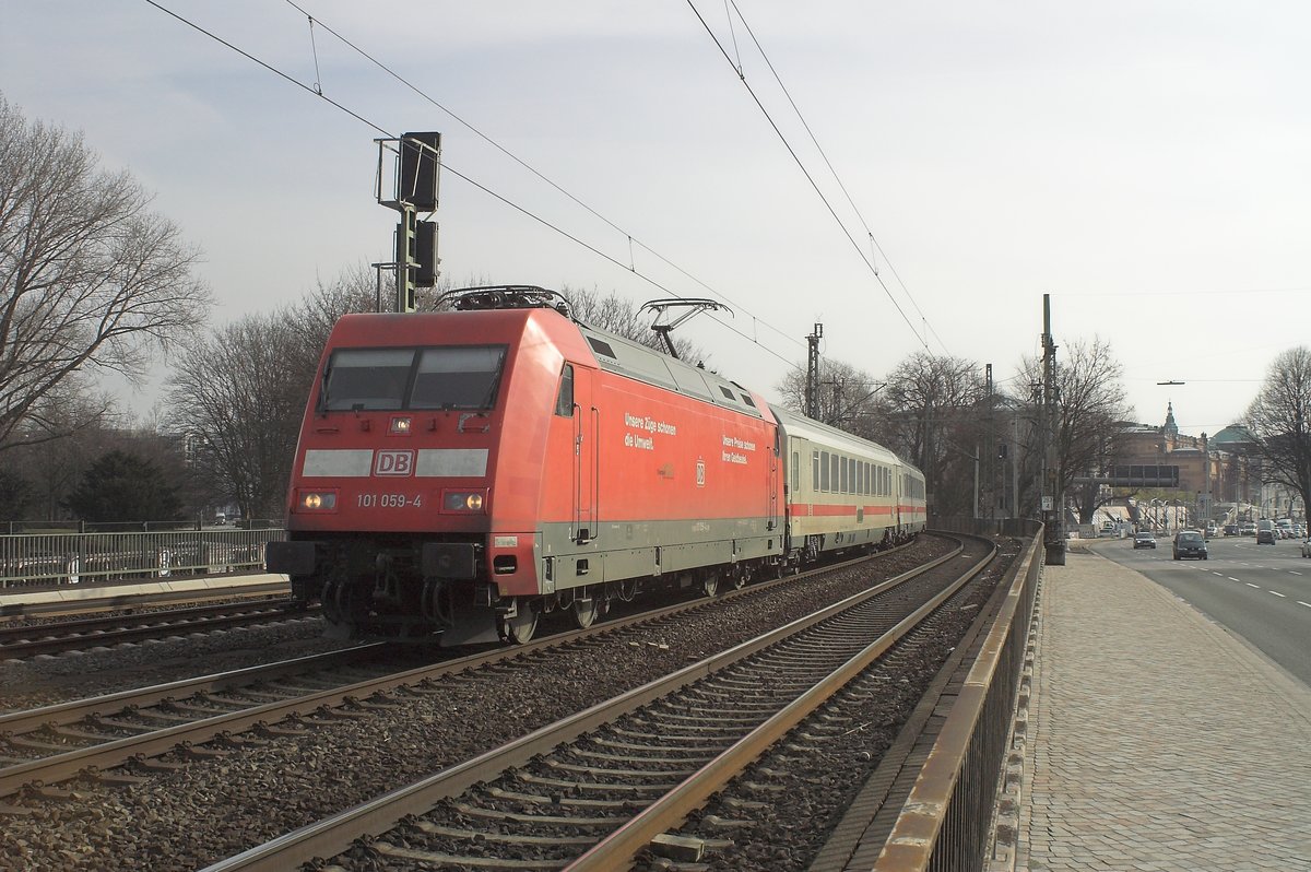 101 059-4 verlässt den Hamburger Hbf und fängt sich an zwischen den Alstern zu fahren mit dem spätem Morgen IC nach Westerland. 27 Februar 2016.