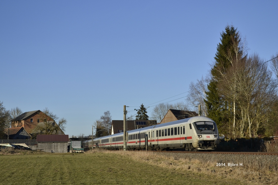101 059 schiebt am 24.02.14 IC2371 ,,Schwarzwald  nach Konstanz, hier bei Brigachtal-Klengen.